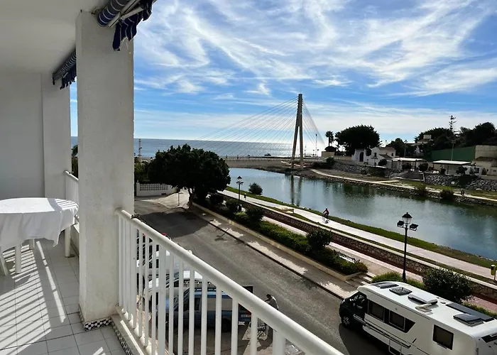 Bright And With Incredible Views In Beachfront Fuengirola